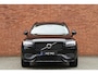 Volvo XC90 T8 AWD AUT8 Ultra Dark | Verwarmbare voorstoelen | Verwarmbaar stuurwiel | Massagefunctie voorstoelen | Ventileerbare voorstoelen | Verwarmbare achterbank | Premium audio by Bowers & Wilkins | Luchtvering | Panoramadak | Rondom zichtcamera | 21" Lichtmetalen velgen