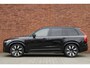 Volvo XC90 T8 Automaat AWD Ultra Dark | Verwarmbare voorstoelen | Verwarmbaar stuurwiel | Massagefunctie voorstoelen | Ventileerbare voorstoelen | Verwarmbare achterbank | Premium audio by Bowers & Wilkins | Luchtvering | Panoramadak | Rondom zichtcamera | 21" Lichtmetalen velgen