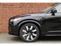 Volvo XC90 T8 Automaat AWD Ultra Dark | Verwarmbare voorstoelen | Verwarmbaar stuurwiel | Massagefunctie voorstoelen | Ventileerbare voorstoelen | Verwarmbare achterbank | Premium audio by Bowers & Wilkins | Luchtvering | Panoramadak | Rondom zichtcamera | 21" Lichtmetalen velgen