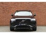 Volvo XC90 T8 Automaat AWD Ultra Dark | Verwarmbare voorstoelen | Verwarmbaar stuurwiel | Massagefunctie voorstoelen | Ventileerbare voorstoelen | Verwarmbare achterbank | Premium audio by Bowers & Wilkins | Luchtvering | Panoramadak | Rondom zichtcamera | 21" Lichtmetalen velgen