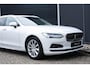 Volvo V90 B4 Business Pro | Blond Lederen Bekleding | 360° Parkeercamera | Parkeersensoren Voor & Achter | Elektrische achterklep | BLIS | Stoelverwarming | Stuurwielverwarming | Volvo on Call | Apple Car Play