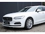 Volvo V90 B4 Business Pro | Blond Lederen Bekleding | 360° Parkeercamera | Parkeersensoren Voor & Achter | Elektrische achterklep | BLIS | Stoelverwarming | Stuurwielverwarming | Volvo on Call | Apple Car Play