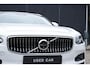 Volvo V90 B4 Business Pro | Blond Lederen Bekleding | 360° Parkeercamera | Parkeersensoren Voor & Achter | Elektrische achterklep | BLIS | Stoelverwarming | Stuurwielverwarming | Volvo on Call | Apple Car Play