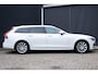 Volvo V90 B4 Business Pro | Blond Lederen Bekleding | 360° Parkeercamera | Parkeersensoren Voor & Achter | Elektrische achterklep | BLIS | Stoelverwarming | Stuurwielverwarming | Volvo on Call | Apple Car Play