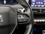 Peugeot 5008 1.2 PureTech Deluxe 7 Persoons Automaat (PANORAMADAK, APPLE CARPLAY, MEMORY SEATS, LEDER, STOELVERWARMING, 360 CAMERA, SPORTSTOELEN, LED KOPLAMPEN, GETINT GLAS, TREKHAAK, NIEUWSTAAT)