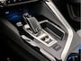 Peugeot 5008 1.2 PureTech Deluxe 7 Persoons Automaat (PANORAMADAK, APPLE CARPLAY, MEMORY SEATS, LEDER, STOELVERWARMING, 360 CAMERA, SPORTSTOELEN, LED KOPLAMPEN, GETINT GLAS, TREKHAAK, NIEUWSTAAT)