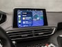 Peugeot 5008 1.2 PureTech Deluxe 7 Persoons Automaat (PANORAMADAK, APPLE CARPLAY, MEMORY SEATS, LEDER, STOELVERWARMING, 360 CAMERA, SPORTSTOELEN, LED KOPLAMPEN, GETINT GLAS, TREKHAAK, NIEUWSTAAT)