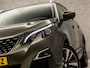 Peugeot 5008 1.2 PureTech Deluxe 7 Persoons Automaat (PANORAMADAK, APPLE CARPLAY, MEMORY SEATS, LEDER, STOELVERWARMING, 360 CAMERA, SPORTSTOELEN, LED KOPLAMPEN, GETINT GLAS, TREKHAAK, NIEUWSTAAT)