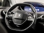 Peugeot 5008 1.2 PureTech Deluxe 7 Persoons Automaat (PANORAMADAK, APPLE CARPLAY, MEMORY SEATS, LEDER, STOELVERWARMING, 360 CAMERA, SPORTSTOELEN, LED KOPLAMPEN, GETINT GLAS, TREKHAAK, NIEUWSTAAT)