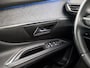 Peugeot 5008 1.2 PureTech Deluxe 7 Persoons Automaat (PANORAMADAK, APPLE CARPLAY, MEMORY SEATS, LEDER, STOELVERWARMING, 360 CAMERA, SPORTSTOELEN, LED KOPLAMPEN, GETINT GLAS, TREKHAAK, NIEUWSTAAT)