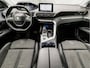 Peugeot 5008 1.2 PureTech Deluxe 7 Persoons Automaat (PANORAMADAK, APPLE CARPLAY, MEMORY SEATS, LEDER, STOELVERWARMING, 360 CAMERA, SPORTSTOELEN, LED KOPLAMPEN, GETINT GLAS, TREKHAAK, NIEUWSTAAT)
