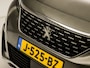 Peugeot 5008 1.2 PureTech Deluxe 7 Persoons Automaat (PANORAMADAK, APPLE CARPLAY, MEMORY SEATS, LEDER, STOELVERWARMING, 360 CAMERA, SPORTSTOELEN, LED KOPLAMPEN, GETINT GLAS, TREKHAAK, NIEUWSTAAT)