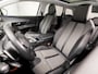 Peugeot 5008 1.2 PureTech Deluxe 7 Persoons Automaat (PANORAMADAK, APPLE CARPLAY, MEMORY SEATS, LEDER, STOELVERWARMING, 360 CAMERA, SPORTSTOELEN, LED KOPLAMPEN, GETINT GLAS, TREKHAAK, NIEUWSTAAT)