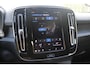 Volvo XC40 Single Motor Extended Range Plus 82 kWh | Adaptive Cruise & Pilot Assist | Verwarmde Voorstoelen+Stuurwiel | Warmtepomp | Semi Elektrische Trrekhaak | Park Assist & Camera | AppleCarplay/AndroidAuto | Elektr. Achterklep |