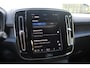 Volvo XC40 Single Motor Extended Range Plus 82 kWh | Adaptive Cruise & Pilot Assist | Verwarmde Voorstoelen+Stuurwiel | Warmtepomp | Semi Elektrische Trrekhaak | Park Assist & Camera | AppleCarplay/AndroidAuto | Elektr. Achterklep |