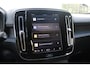 Volvo XC40 Single Motor Extended Range Plus 82 kWh | Adaptive Cruise & Pilot Assist | Verwarmde Voorstoelen+Stuurwiel | Warmtepomp | Semi Elektrische Trrekhaak | Park Assist & Camera | AppleCarplay/AndroidAuto | Elektr. Achterklep |
