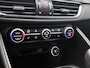 Alfa Romeo Giulia 2.0 Turbo 280pk RWD Veloce | Zwart Leder Veloce Interieur | Stoel & Stuurverwarming | Apple Carplay/Android Auto | Camera | Parkeersensoren | HiFi Audiosysteem |