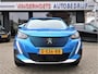 Peugeot e-2008 EV Allure 50 kWh *** 100% Elektrisch *** Navigatie & Spotify via Apple Carplay / Android Auto * L.M. Velgen * DAB Radio * 1/2 Lederen bekleding * Keyless Start Button * Cruise Control * Vingerhoets; Vierde Generatie Eersteklas Service !