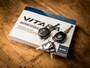 Suzuki Vitara 1.6 Exclusive Sport Automaat (APPLE CARPLAY, CLIMATE, CAMERA, STOELVERWARMING, SPORTSTOELEN, LM VELGEN, TREKHAAK, CRUISE, NIEUWSTAAT)