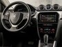 Suzuki Vitara 1.6 Exclusive Sport Automaat (APPLE CARPLAY, CLIMATE, CAMERA, STOELVERWARMING, SPORTSTOELEN, LM VELGEN, TREKHAAK, CRUISE, NIEUWSTAAT)