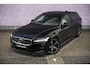 Volvo V60 2.0 T4 R-Design | Panoramadak | Styling Pack | Trekhaak | Adaptive cruise control | DAB+ radio | 19" velgen | Stoelverwarming | Achteruitrijcamera | Stoel- en stuurverwarming | Verwarmbare achterbank | Standkachel |