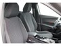 Peugeot e-2008 EV Active Pack 50 kWh LED | 16" Lichtmetaal | Parkeersensoren Achter | Carplay | Cruise | Bluetooth | Climate Control | Airco (automatisch) | Apple Carplay/Android Auto|telefoonintegratie premium | Bluetooth telefoonvoorbereiding