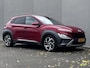 Hyundai Kona 1.6 GDI HEV Premium / 1.300 kg Afn. trekhaak / Dealer onderhouden / HUD / Adapt. CC / Stuur- en stoelverwarming / Stoelventilatie / Navigatie / Achteruitrijcamera / Apple Carplay Android / 18" LM wielen /
