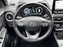 Hyundai Kona 1.6 GDI HEV Premium / 1.300 kg Afn. trekhaak / Dealer onderhouden / HUD / Adapt. CC / Stuur- en stoelverwarming / Stoelventilatie / Navigatie / Achteruitrijcamera / Apple Carplay Android / 18" LM wielen /