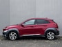Hyundai Kona 1.6 GDI HEV Premium / 1.300 kg Afn. trekhaak / Dealer onderhouden / HUD / Adapt. CC / Stuur- en stoelverwarming / Stoelventilatie / Navigatie / Achteruitrijcamera / Apple Carplay Android / 18" LM wielen /
