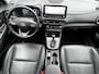 Hyundai Kona 1.6 GDI HEV Premium / 1.300 kg Afn. trekhaak / Dealer onderhouden / HUD / Adapt. CC / Stuur- en stoelverwarming / Stoelventilatie / Navigatie / Achteruitrijcamera / Apple Carplay Android / 18" LM wielen /