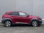 Hyundai Kona 1.6 GDI HEV Premium / 1.300 kg Afn. trekhaak / Dealer onderhouden / HUD / Adapt. CC / Stuur- en stoelverwarming / Stoelventilatie / Navigatie / Achteruitrijcamera / Apple Carplay Android / 18" LM wielen /
