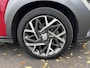 Hyundai Kona 1.6 GDI HEV Premium / 1.300 kg Afn. trekhaak / Dealer onderhouden / HUD / Adapt. CC / Stuur- en stoelverwarming / Stoelventilatie / Navigatie / Achteruitrijcamera / Apple Carplay Android / 18" LM wielen /