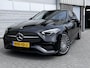 Mercedes-Benz C-klasse Estate 300 e Business Solution AMG | Panoramadak | Night Pakket | Winter Pakket | 360° Camera | DISTRONIC Afstandsassistent | Dodehoekassistent | Elektrisch Verstelbare Stoelen + Memory | Apple CarPlay | Android Auto | Stuurverwarming