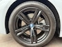 BMW 3-Serie 320e Touring M-SPORT | PANORAMADAK| LEDER SPORT INTERIEUR| HEAD-UP DISPLAY| BORDENHERKENNING| DODE HOEK DETECTIE| HERMANKARDON | AIROC/ECC | CRUISECONTROLL | CAMERA | PARKEERSENSOREN |