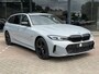 BMW 3-Serie 320e Touring M-SPORT | PANORAMADAK| LEDER SPORT INTERIEUR| HEAD-UP DISPLAY| BORDENHERKENNING| DODE HOEK DETECTIE| HERMANKARDON | AIROC/ECC | CRUISECONTROLL | CAMERA | PARKEERSENSOREN |