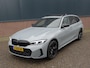 BMW 3-Serie Touring 320e M-SPORT | PANORAMADAK| LEDER SPORT INTERIEUR| HEAD-UP DISPLAY| BORDENHERKENNING| DODE HOEK DETECTIE| HERMANKARDON | AIROC/ECC | CRUISECONTROLL | CAMERA | PARKEERSENSOREN |