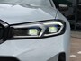 BMW 3-Serie 320e Touring M-SPORT | PANORAMADAK| LEDER SPORT INTERIEUR| HEAD-UP DISPLAY| BORDENHERKENNING| DODE HOEK DETECTIE| HERMANKARDON | AIROC/ECC | CRUISECONTROLL | CAMERA | PARKEERSENSOREN |