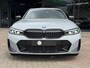 BMW 3-Serie 320e Touring M-SPORT | PANORAMADAK| LEDER SPORT INTERIEUR| HEAD-UP DISPLAY| BORDENHERKENNING| DODE HOEK DETECTIE| HERMANKARDON | AIROC/ECC | CRUISECONTROLL | CAMERA | PARKEERSENSOREN |
