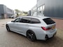 BMW 3-Serie Touring 320e M-SPORT | PANORAMADAK| LEDER SPORT INTERIEUR| HEAD-UP DISPLAY| BORDENHERKENNING| DODE HOEK DETECTIE| HERMANKARDON | AIROC/ECC | CRUISECONTROLL | CAMERA | PARKEERSENSOREN |