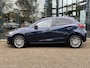 Mazda 2 1.5 Skyactiv-G Luxury | ACHTERUITRIJCAMERA | STOEL-EN STUURVERWARMING | LM VELGEN | CARPLAY | NAVIGATIE