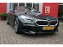 BMW Z4 Roadster sDRIVE 20i HIGH EXECUTIVE M-SPORT AUTOMAAT | M INTERIEURPAKKET  | M EXTERIEURPAKKET | M SPORTSTUUR | 19" VIJFDUBBELSPAAKS M SPORTWIELEN | NAVIGATIE | DRAADLOZE APPLE CARPLAY / ANDROID AUTO |  LEDER VERNASCA COGNAC | STOEL / STUUR VERWARMING | ACHTERUITRIJCAMERA | FULL LED KOPLAMPEN | SAFETY PAKKET | DODEHOEK DETECTIE | HARMAN KARDON |