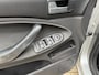 Ford C-Max 1.6-16V Ghia (12 mnd BOVAG-garantie)
