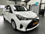Toyota Yaris 1.0 VVT-i Aspiration KEURIGE AUTO !! | 12 Voltaansluiting | 1e Eigenaar. | Achteruitrijcamera