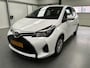 Toyota Yaris 1.0 VVT-i Aspiration KEURIGE AUTO !! | 12 Voltaansluiting | 1e Eigenaar. | Achteruitrijcamera