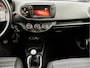 Toyota Yaris 1.0 VVT-i Aspiration KEURIGE AUTO !! | 12 Voltaansluiting | 1e Eigenaar. | Achteruitrijcamera