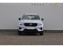 Volvo XC40 B4 211PK Automaat Plus Dark / Pilot assist / Semi-elektrisch inklapbare trekhaak / Google Services / Adaptive cruise control / Achteruitrij camera / Harman Kardon audio / Elektrisch bedienbare voorstoelen /