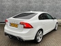 Volvo S60 1.5 T3 Aut. R-Design | Navigatie | Sportstoelen | Stoelverwarming | Standkachel | Adaptieve Xenon verlichting | Parkeersensoren voor + achter | Elektr. verwarmbare voorruit | Volvo on call | High Performance Audio | 19" licht metalen velgen | |