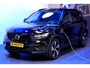 Volvo XC40 1.5 T4 155kW/211pk DCT7 Recharge R-Design PANORAMADAK + HARMAN/KARDON + LEER/ALCANTARA + EL.STOEL MET MEMORY + STOEL-&STUURVERWARMING + ADAPT.CRUISE + LANE ASSIST + NAVI SENSUS + KEYLESS ENTRY&GO + CAMERA + PARKSENSOREN V&A + 19" LM-VELGEN!!