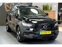 Volvo XC40 1.5 T4 155kW/211pk DCT7 Recharge R-Design PANORAMADAK + HARMAN/KARDON + LEER/ALCANTARA + EL.STOEL MET MEMORY + STOEL-&STUURVERWARMING + ADAPT.CRUISE + LANE ASSIST + NAVI SENSUS + KEYLESS ENTRY&GO + CAMERA + PARKSENSOREN V&A + 19" LM-VELGEN!!