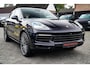 Porsche Cayenne Coupé 3.0 E-Hybrid | Sport Chrono | 22 INCH | Panorama | Head up | Trekhaak | Luchtvering | Memory stoelen 8Voudig